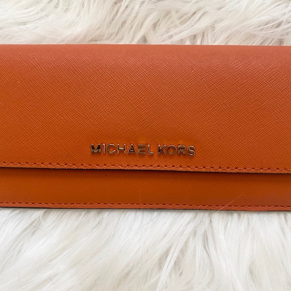 MICHAEL KORS. ORANGE. PETITE WALLET ❤️❤️❤️ - Picture 3 of 6